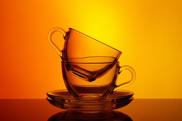 Belles tasses sur fond jaune orangé