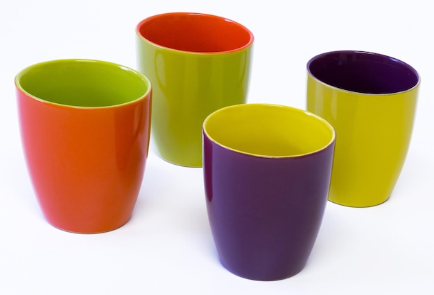 Belles tasses en porcelaine colorées sur fond blanc