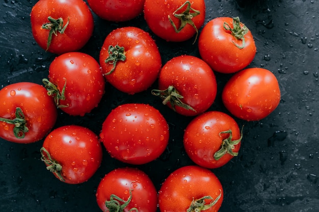 Belles tomates rouges fraîches mûres cultivées en serre.