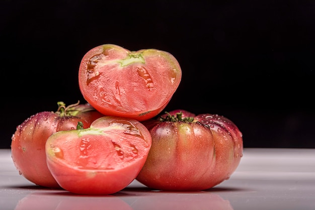 Belles tomates tigrées fraîches sur fond sombre