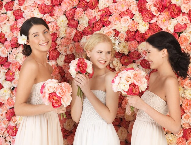 belles trois femmes avec fond plein de roses