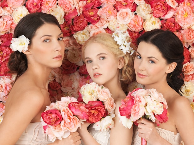 belles trois femmes avec fond plein de roses