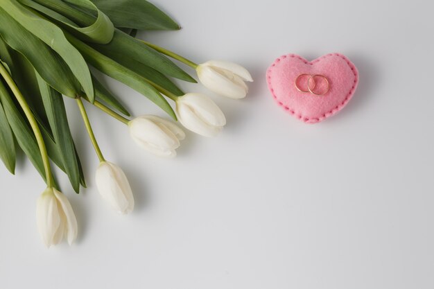 Belles tulipes blanches et bagues de mariage