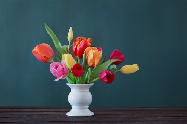 Belles tulipes dans un vase