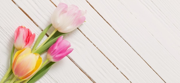 Belles tulipes sur fond en bois blanc