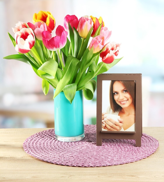 Belles tulipes en godet sur table dans la chambre