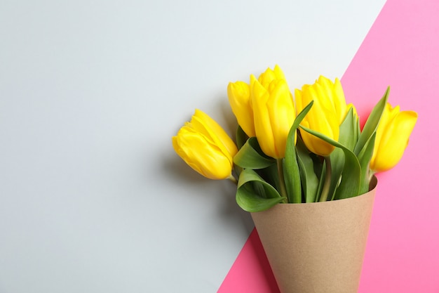 Belles tulipes pour la fête des mères sur la lumière, vue de dessus