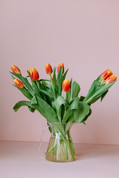 Belles Tulipes Rouges Sur Fond Rose Clair Un Fleuriste Européen Prépare Un Bouquet De Tulipes Pour