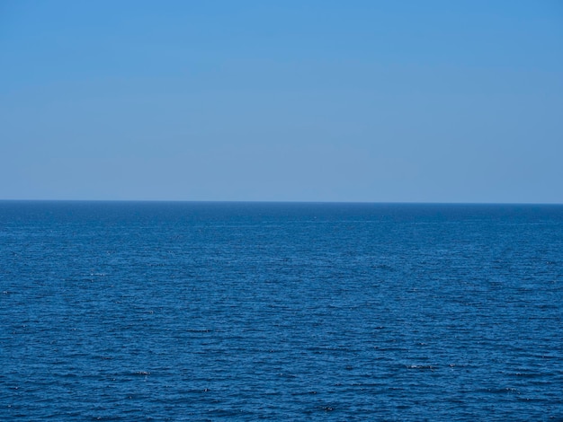 Belles vagues de la mer bleue et fond de ciel