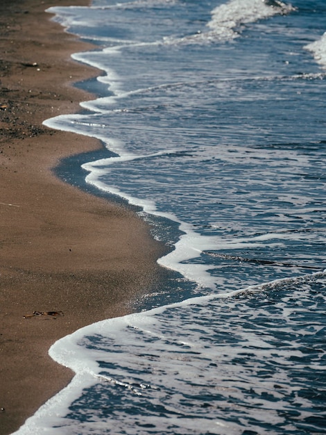 Belles vagues de la mer sur la plage