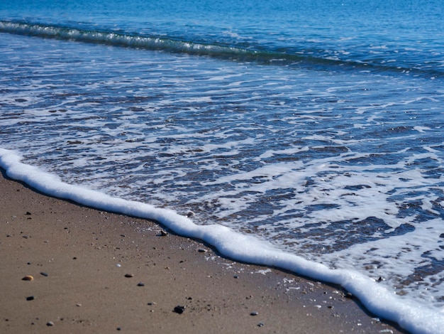 Belles vagues de la mer sur la plage