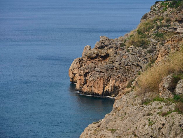 Belles vagues et rochers de la mer