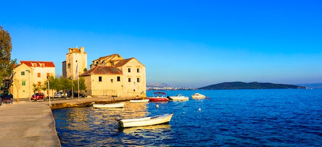 Belles villes côtières de Croatie. Scenic Kastella