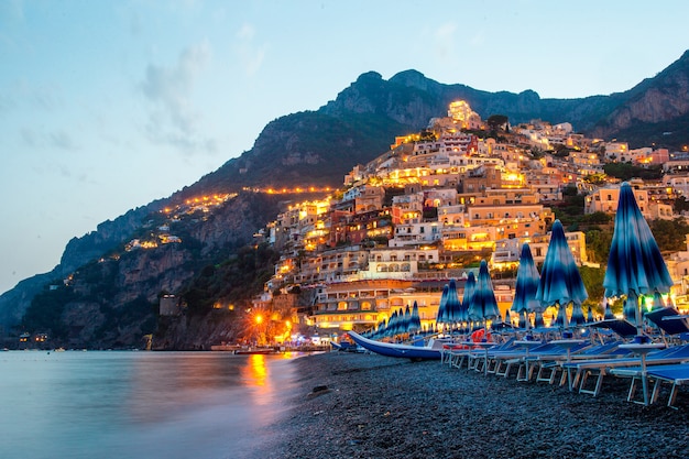 Belles villes côtières de l'Italie - pittoresque Positano sur la côte amalfitaine