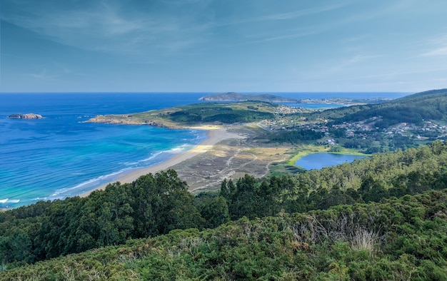 Belles Vues De La Côte De La Galice En Espagne Pendant Le Matin Ensoleillé