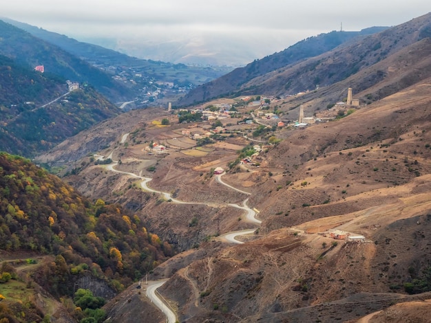 Belles vues sur l'Ingouchie Une route à travers la vallée Plateau de haute altitude avec une serpentine de montagne et des terrasses rocheuses d'automne Vallée de haute montagne