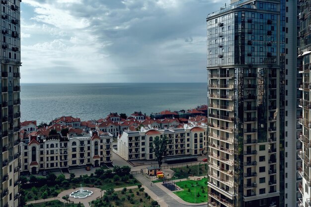 Belles vues sur la mer et immeubles à appartements