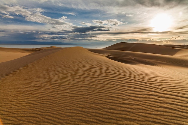 De belles vues sur le paysage désertique du désert de Gobi en Mongolie