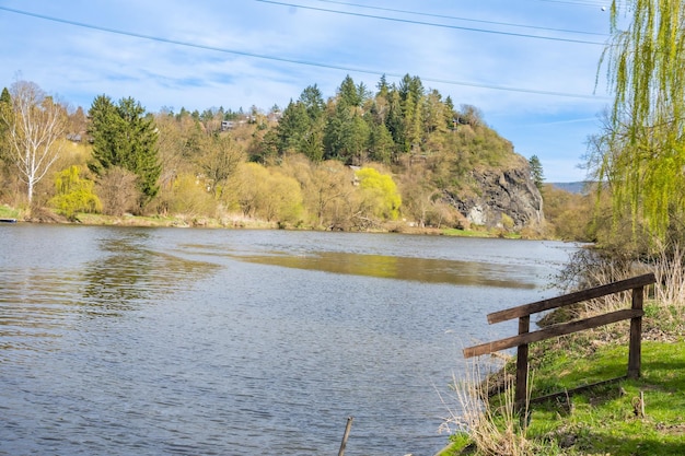 Photo belles vues près de la rivière berunka au début du printemps forêt et montagnes