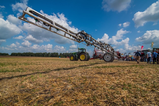 Belogorye région de Khmelnytsky UKRAINE 19 août 2021 rampe de pulvérisation pulvérisateur traîné engrais lors de la démonstration de machines agricoles Bataille d'agrotitans