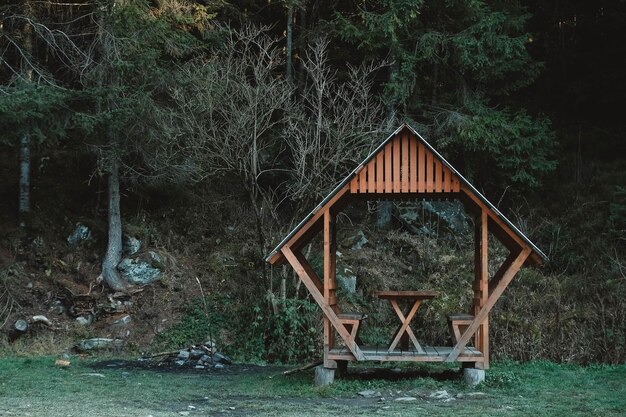 Photo belvédère en bois sur la pelouse sur fond de forêt et de montagnes copiez l'espace vide pour le texte