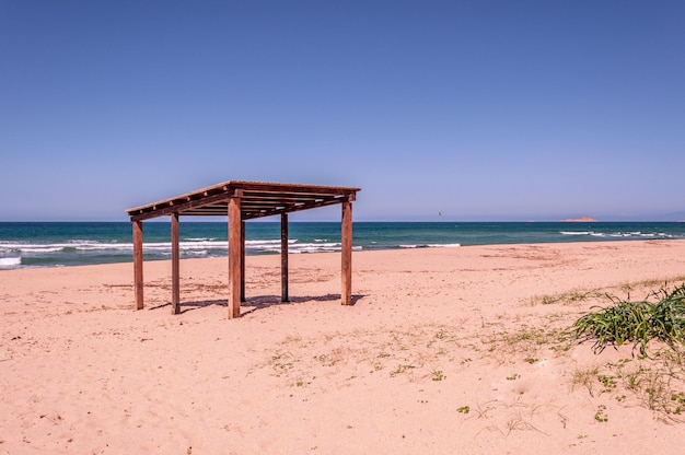 Belvédère en bois sur la plage