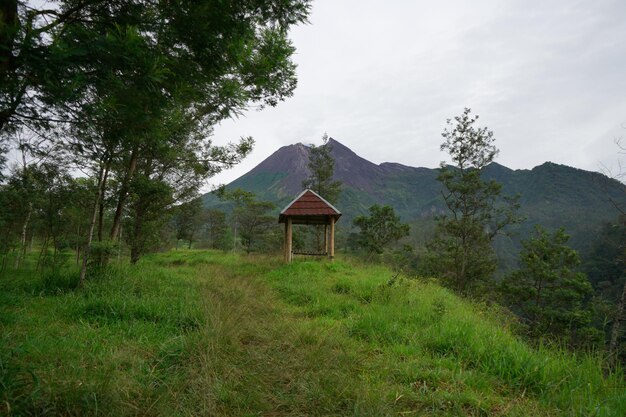 Belvédère en bois avec vue sur le mont Merapi le matin