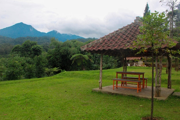 Belvédère sundanais traditionnel dans un village avec vue sur la montagne