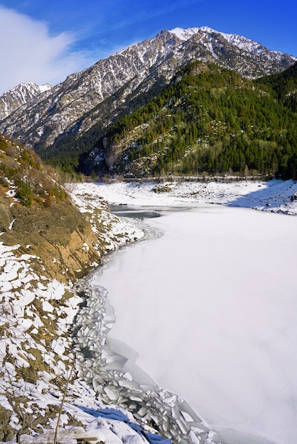 Benasque Réservoir gelé Paso Nuevo Pyrénées Espagne