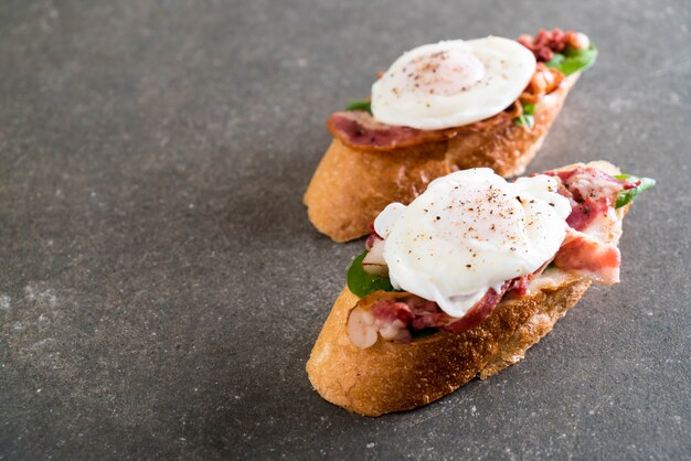 benedict aux oeufs avec bacon et roquette