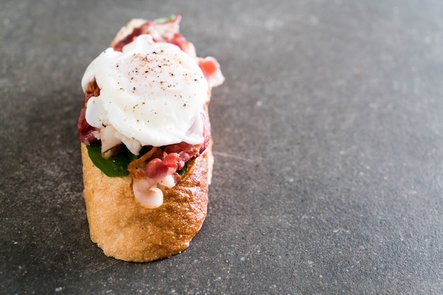 Bénédicte aux œufs avec bacon et roquette