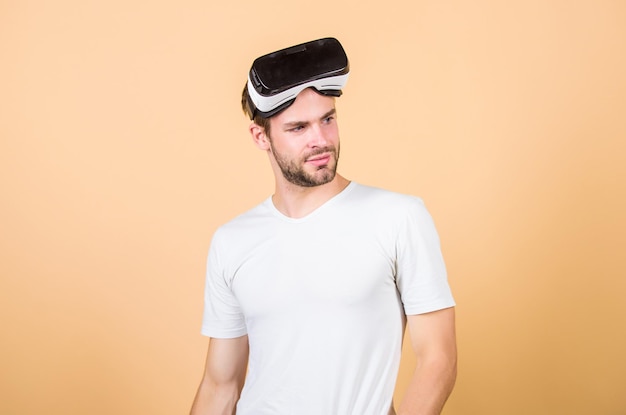 Bénéficiant d'une nouvelle expérience, l'homme utilise la technologie moderne L'avenir numérique et l'innovation Travail sur le projet de programmation lunettes de réalité virtuelle affaires et éducation l'homme porte un casque de lunettes VR sans fil