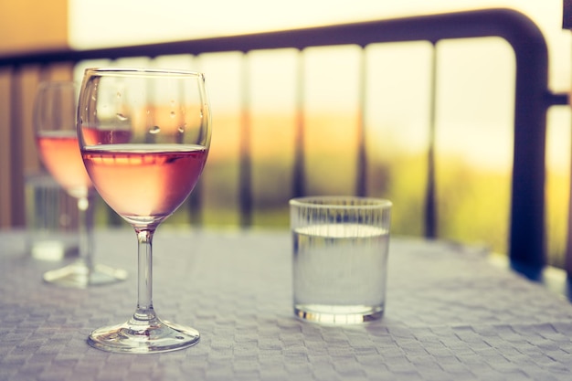 Bénéficiant d'un verre de vin rosé sur la véranda vacances d'été en Italie