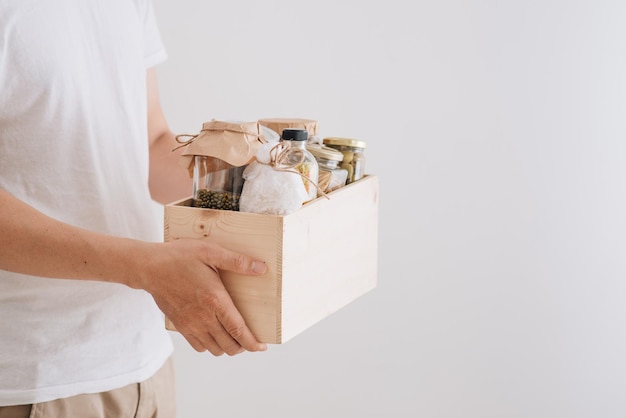 Bénévole avec boîte de nourriture pour les pauvres. Notion de don.