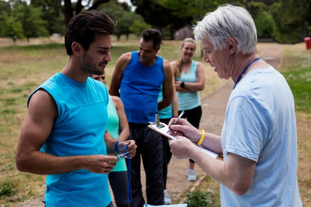 Photo bénévole inscrivant le nom des athlètes pour la course