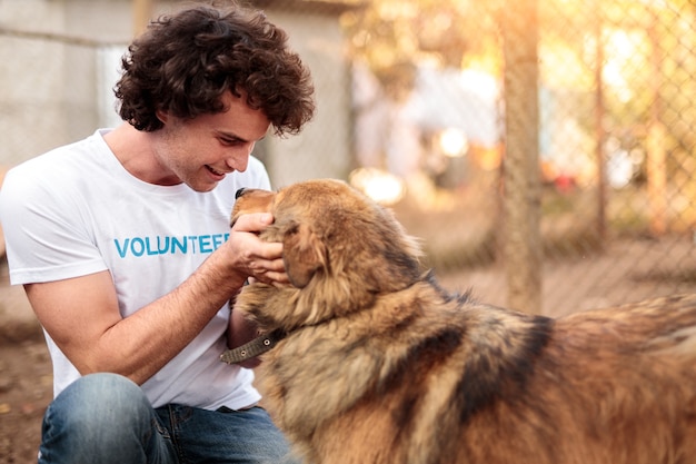 Bénévole prenant soin d'un chien en refuge