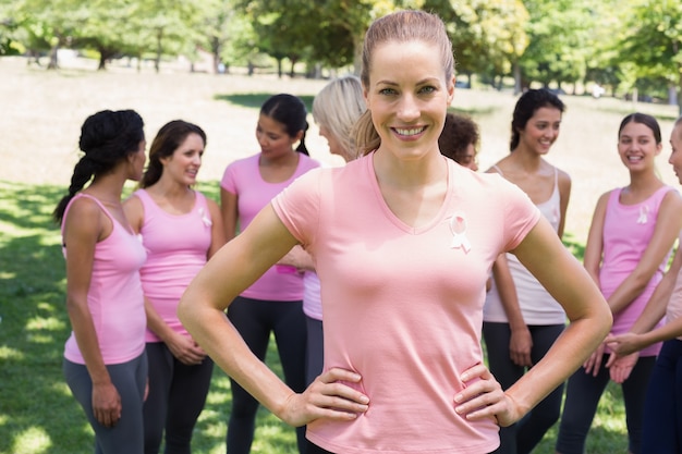 Photo une bénévole soutient une campagne contre le cancer du sein