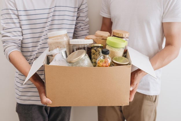 Bénévoles avec boîte de dons avec denrées alimentaires