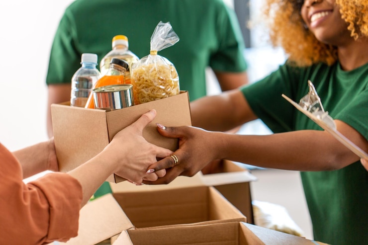 Photo des bénévoles donnent de la nourriture au centre d'assistance aux réfugiés