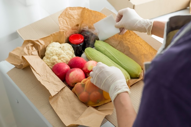 Les bénévoles mettent de la nourriture dans une boîte