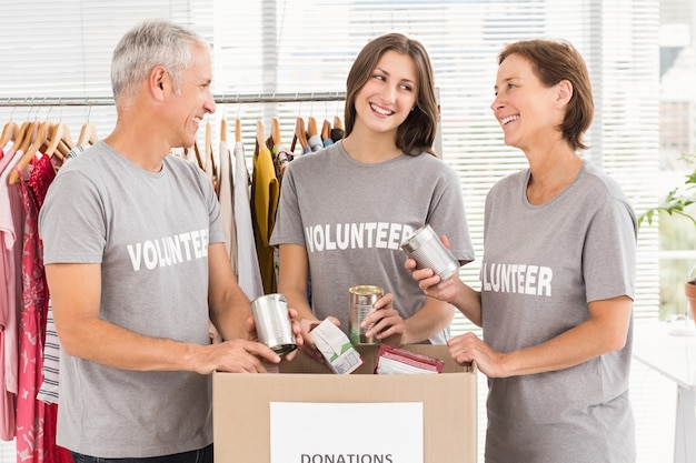 Photo des bénévoles souriants triant des dons