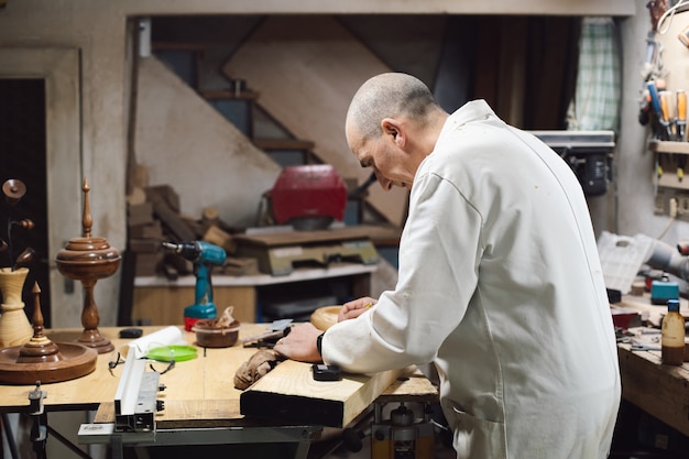 Ébéniste travaillant avec une planche de bois