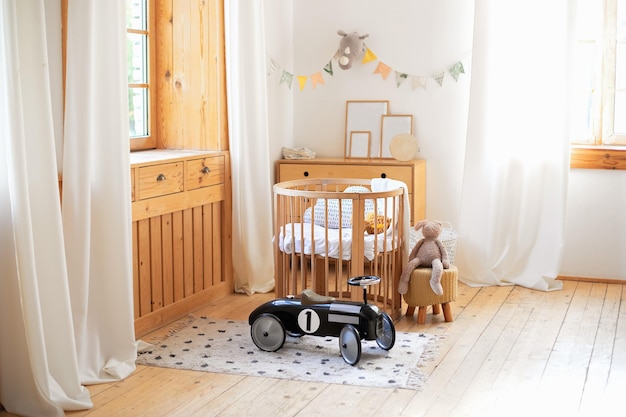 Berceau en bois pour chambre de bébé moderne et confortable avec literie et jouets