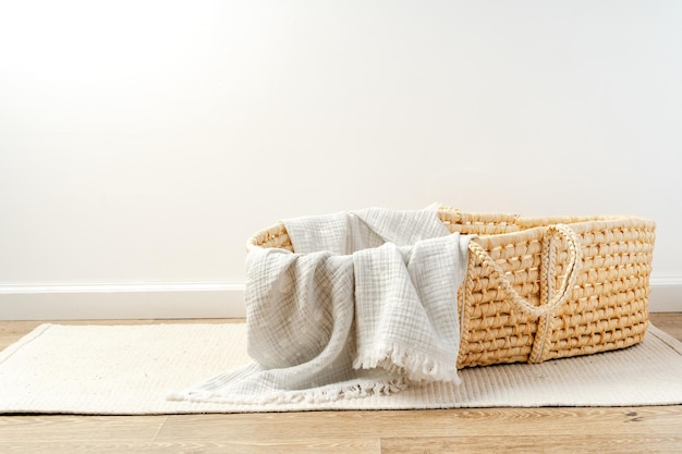 Un berceau avec une couverture en mousseline et des jouets en bois dans une chambre de bébé