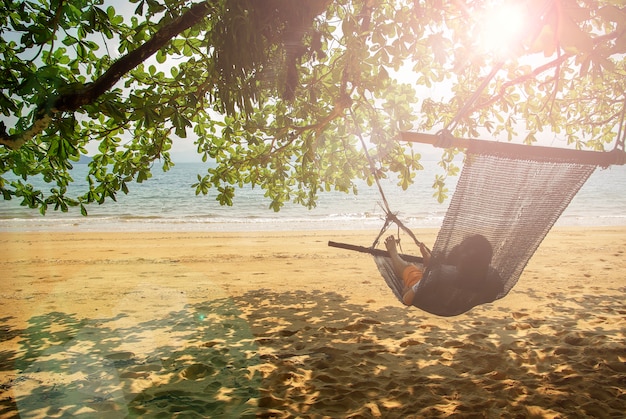 Photo berceau de la plage sous l'arbre près de la plage.