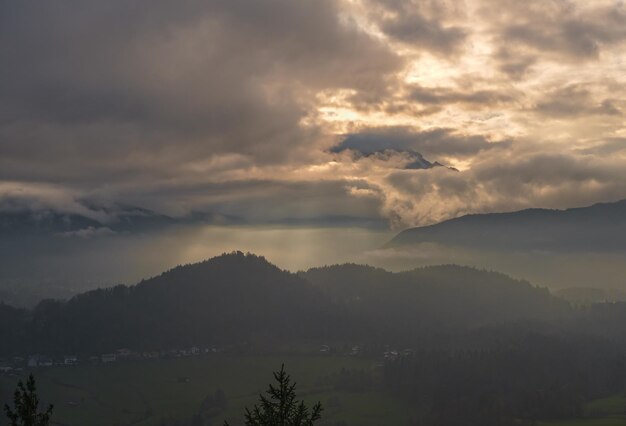 Berchtesgadener Land et le mont Watzmann silhouette en contre-jour vue Allemagne