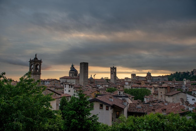 Bergame au coucher du soleil dans la vieille ville avec tours et clocher