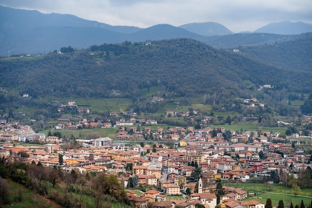 Bergame au pied des montagnes vertes italie