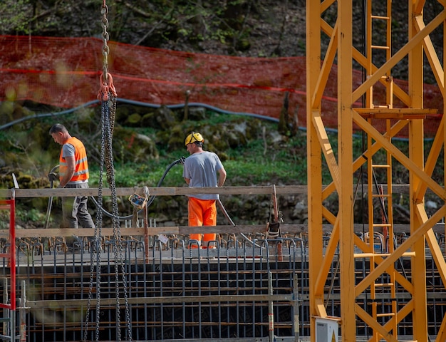 Bergame Italie avril 2018 travailleurs au travail pour la construction de la station d'épuration