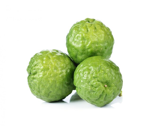 Bergamote (Kaffir Lime) isolé sur fond blanc